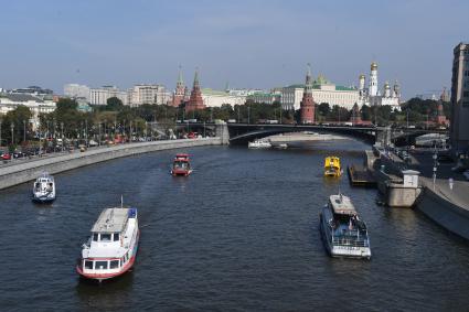 Москва. Вид на Кремль и Большой Каменный мост.