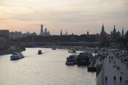 Москва. Вечерний вид на Кремль и Парящий мост с Большого Устинского моста.