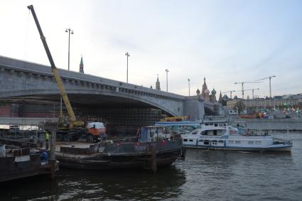 Москва. Вид на  Большой Москворецкий мост.