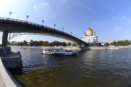 Москва.   Вид на Патриарший мост и Храм Христа Спасителя.