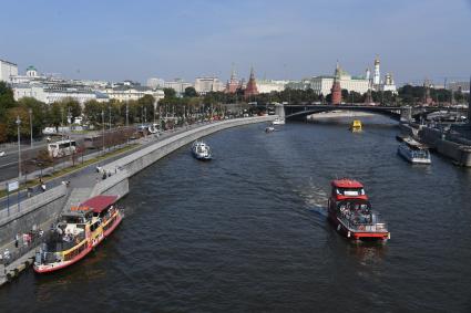 Москва. Вид на Кремль и Большой Каменный мост.