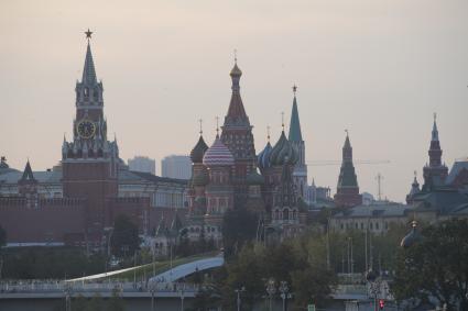 Москва. Вечерний вид на Кремль со стороны  парка Зарядье.