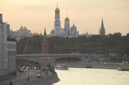 Москва. Вечерний вид на Кремль и Большой Москворецкий мост.