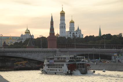 Москва. Вечерний вид Кремля и колокольни Ивана Великого.