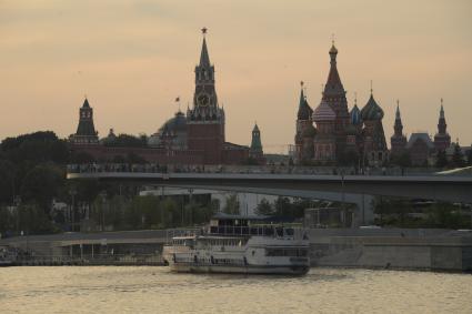 Москва. Вечерний вид на Кремль и Парящий мост .