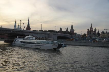 Москва. Вечерний вид Кремля и Москворецкой набережной.