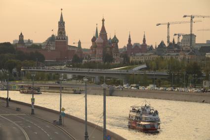 Москва. Вечерний вид на Кремль и Парящий мост с Большого Устинского моста.