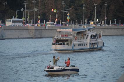 Москва. Прогулочные катера на реке.