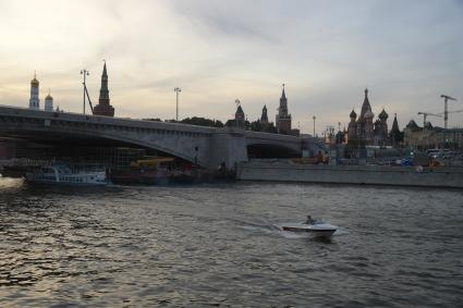 Москва. Вид на  башни Кремля и Большой Москворецкий мост.