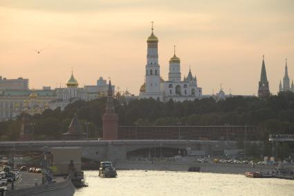 Москва. Вечерний вид на Кремль и Большой Москворецкий мост.