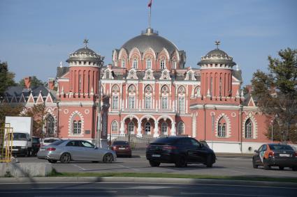 Москва. Вид на Пертровский Путевой дворец.