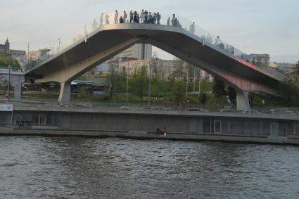 Москва.  Вид на  Парящий  мост парка Зарядье.