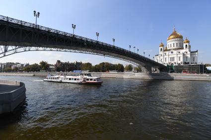 Москва.   Вид на Патриарший мост и Храм Христа Спасителя.