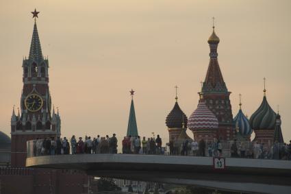 Москва. Вечерний вид на Кремль и Парящий мост .