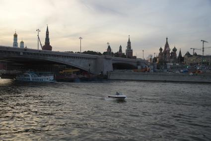 Москва. Вид на  башни Кремля и Большой Москворецкий мост.