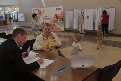 Москва.   Во время голосования на выборах депутатов в Московскую городскую Думу на избирательном участке # 2151 в здании Российской академии наук (РАН).