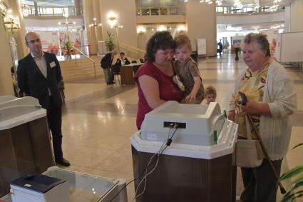 Москва.   Во время голосования на выборах депутатов в Московскую городскую Думу на избирательном участке # 2151 в здании Российской академии наук (РАН).