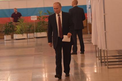 Москва. Президент РФ Владимир Путин во время голосования на выборах депутатов в Московскую городскую Думу на избирательном участке # 2151 в здании Российской академии наук (РАН).