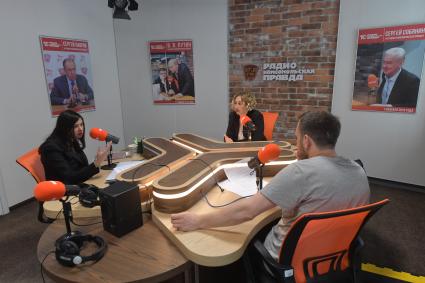 Москва. Президент экспертного центра `Движение без опасности`, член Правительственной комиссии по безопасности дорожного движения Наталья Агре, старший инспектор группы по профилактике детского дорожно-транспортного травматизма отдела пропаганды безопасности дорожного движения и профилактики детского дорожно-транспортного травматизма ГУОБДД МВД России Ольга Позднякова и ведущий Антон Челышев (слева направо) на радиостанции `Комсомольская правда`.