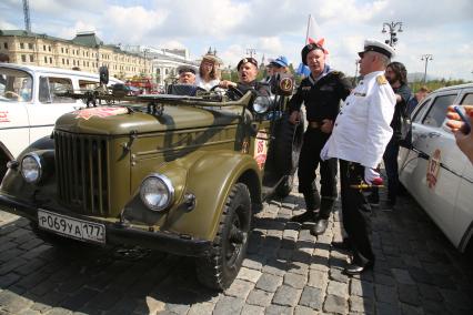 Диск342. Васильевский спуск. Ралли классических автомобилей ГУМ-АФТОРАЛЛИ GORKYCLASSIC 2019. На снимке: ретроавтомобиль