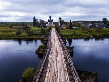 Архангельская область, Кенозерский национальный парк.   Вид на мост и церковь Параскевы Пятницы в деревне Измайловская.