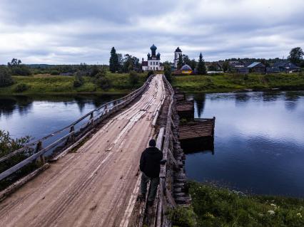 Архангельская область, Кенозерский национальный парк.   Вид на  церковь Параскевы Пятницы в деревне Измайловская.