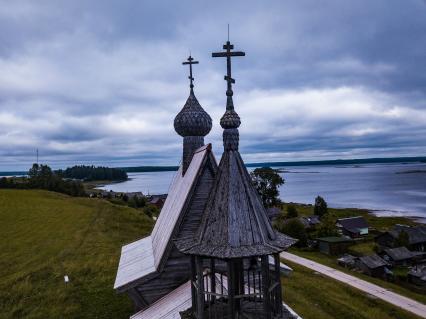 Архангельская область, Кенозерский национальный парк. Вид на Никольскую церковь в деревне Вершинино.