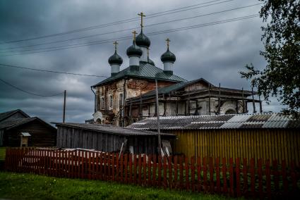 Архангельская область, Кенозерский национальный парк.  Вид на старую церковь.