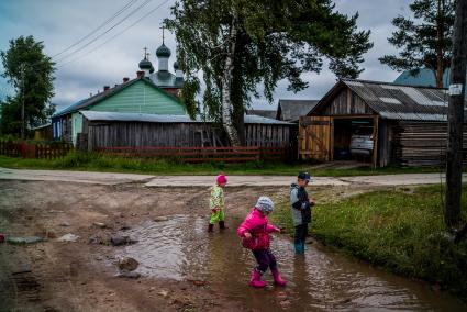 Архангельская область, Кенозерский национальный парк. Дети играют на улице.