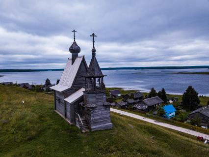 Архангельская область, Кенозерский национальный парк. Вид на Никольскую церковь в деревне Вершинино.