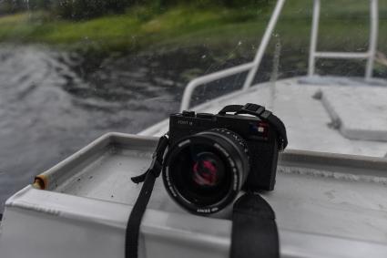 Архангельская область, Кенозерский национальный парк.  Фотоаппарат  в лодке.