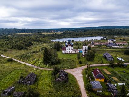 Архангельская область, Кенозерский национальный парк. Вид сверху на церковь Параскевы Пятницы в деревне Измайловская.