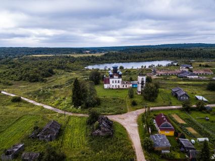 Архангельская область, Кенозерский национальный парк.   Вид сверху на  церковь Параскевы Пятницы в деревне Измайловская.