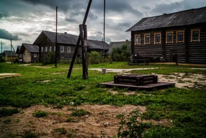 Архангельская область, Кенозерский национальный парк. Деревянные дома и колодец.