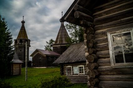 Архангельская область, Кенозерский национальный парк. Деревенский пейзаж с деревянной церковью.