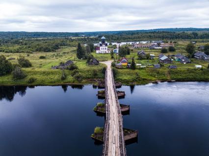 Архангельская область, Кенозерский национальный парк.   Вид сверху на  церковь Параскевы Пятницы в деревне Измайловская.