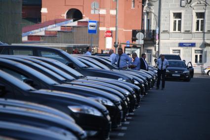 Москва.  Стоянка служебных автомобилей на Моховой улице.