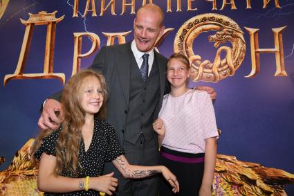 Москва. Актер Юрий Колокольников с дочерьми Софьей и Таисией на премьере фильма `Тайна печати дракона`в кинотеатре `Каро 11 Октябрь`.