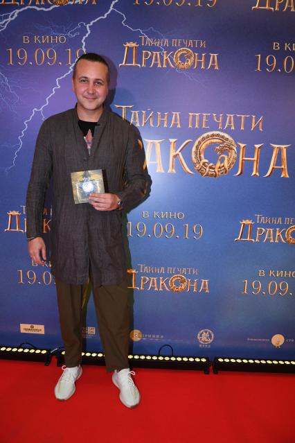 Москва. Участник российской поп-группы `Динамит` Илья Зудин на премьере фильма `Тайна печати дракона`в кинотеатре `Каро 11 Октябрь`.
