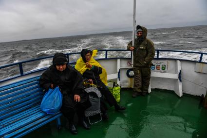 Республика Карелия, Кемь.  Туристический корабль перевозит пассажиров на Соловки.