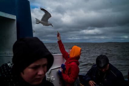 Республика Карелия, Кемь.  Туристический корабль перевозит пассажиров на Соловки.