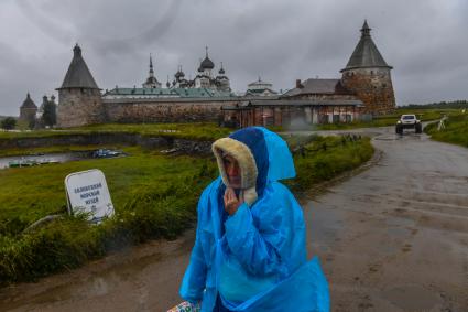 Соловки, Соловецкий монастырь.  Туристы у Спасо-Преображенского Соловецкого монастыря.