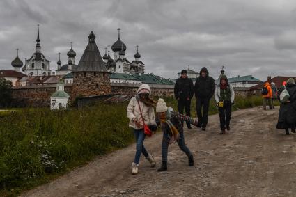 Соловки, Соловецкий монастырь.  Туристы у Спасо-Преображенского Соловецкого монастыря.