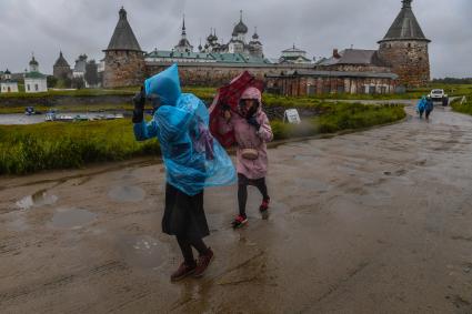 Соловки, Соловецкий монастырь.  Туристы у Спасо-Преображенского Соловецкого монастыря.