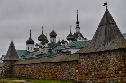 Соловки, Соловецкий монастырь.  Вид на Спасо-Преображенский Соловецкий монастырь.