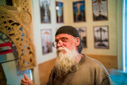 Соловки, Соловецкий монастырь. Кресторез Георгий Кожокарь в своей мастерской.