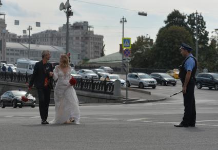 Москва. Режиссер Константин Богомолов и телеведущая Ксения Собчак во время прогулки по Кремлевской набережной в день своей свадьбы.