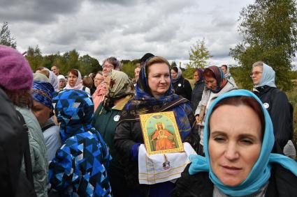 Московская область.  Председатель Наблюдательного совета Фонда содействия возрождению традиций милосердия и благотворительности Анна Громова  во время  VIII Елисаветинского крестного хода из села Ильинское в село Усово, посвященного 155-летию со дня рождения святой преподобной мученицы Великой княгини Елисаветы Федоровны.