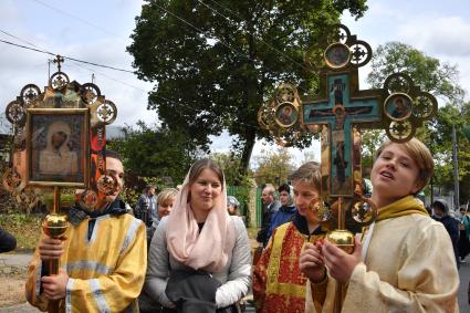 Московская область.  Участники VIII Елисаветинского крестного хода из села Ильинское в село Усово, посвященного 155-летию со дня рождения святой преподобной мученицы Великой княгини Елисаветы Федоровны.