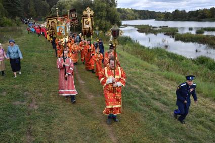 Московская область.  Участники VIII Елисаветинского крестного хода из села Ильинское в село Усово, посвященного 155-летию со дня рождения святой преподобной мученицы Великой княгини Елисаветы Федоровны.